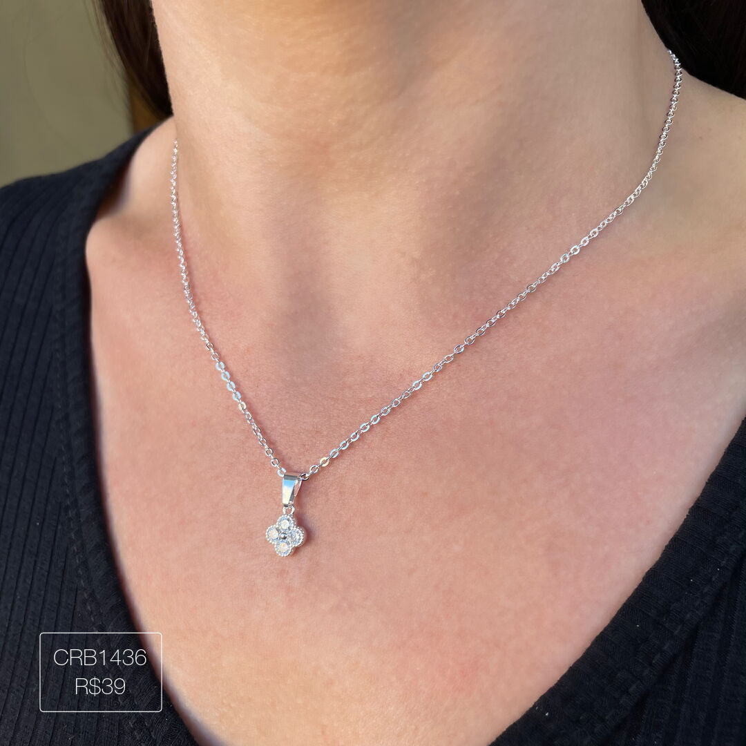 Colar de Trevo Delicado Cravejado Cristal Prateado